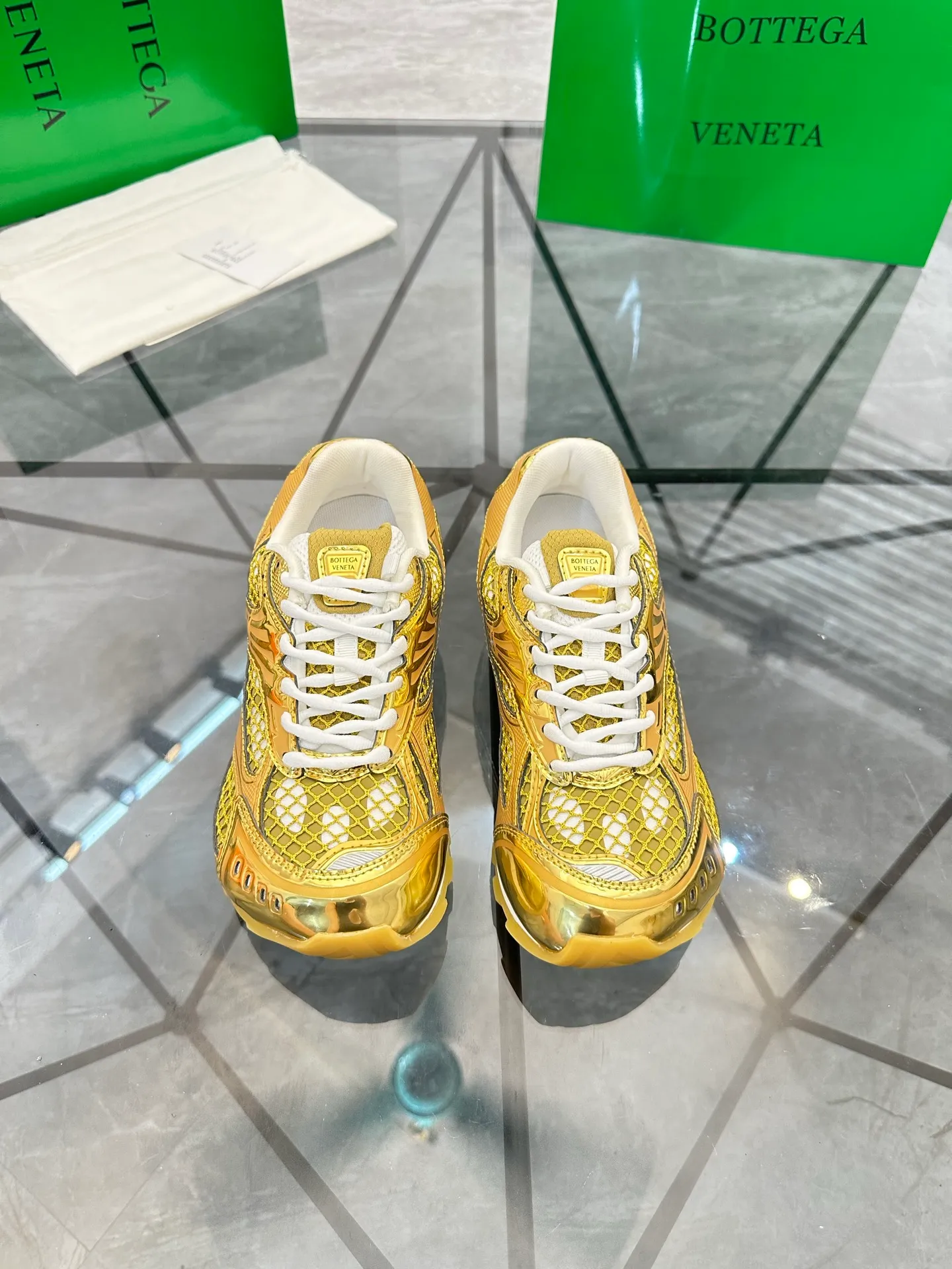 Factory men's shoes 💰: 620💰 (top version) BV Orbit sneakers Wang Yibo's same style couple's dad shoes Runner sneakers, made of lightweight technical mesh fabric. Matched with geometric pattern designed rubber outsole Wang Zha series high version Look for the package craftsmanship The actual height is much higher, but the legs are still slim. Very nice and playable and durable Matching to the standard 💯 Package shoe technology Look for the high version The outsole is made of color-blocked TPU outsole Women's model 35 36 37 38 39 40 41 (40 41 customized) Men's model 38 39 40 41 42 43 44 45. (Customized size 38 45.46) No. H345